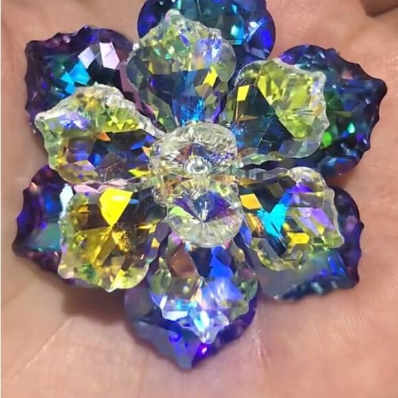 Brooch Shining Glass Flower Brooches For Women Size 4.5cmx4.1cm - Picture 7 of 8